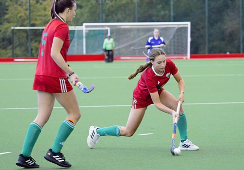 female hockey player passing the ball