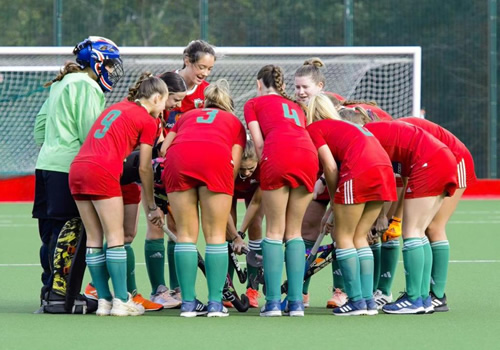 hockey team huddle with smiling girls